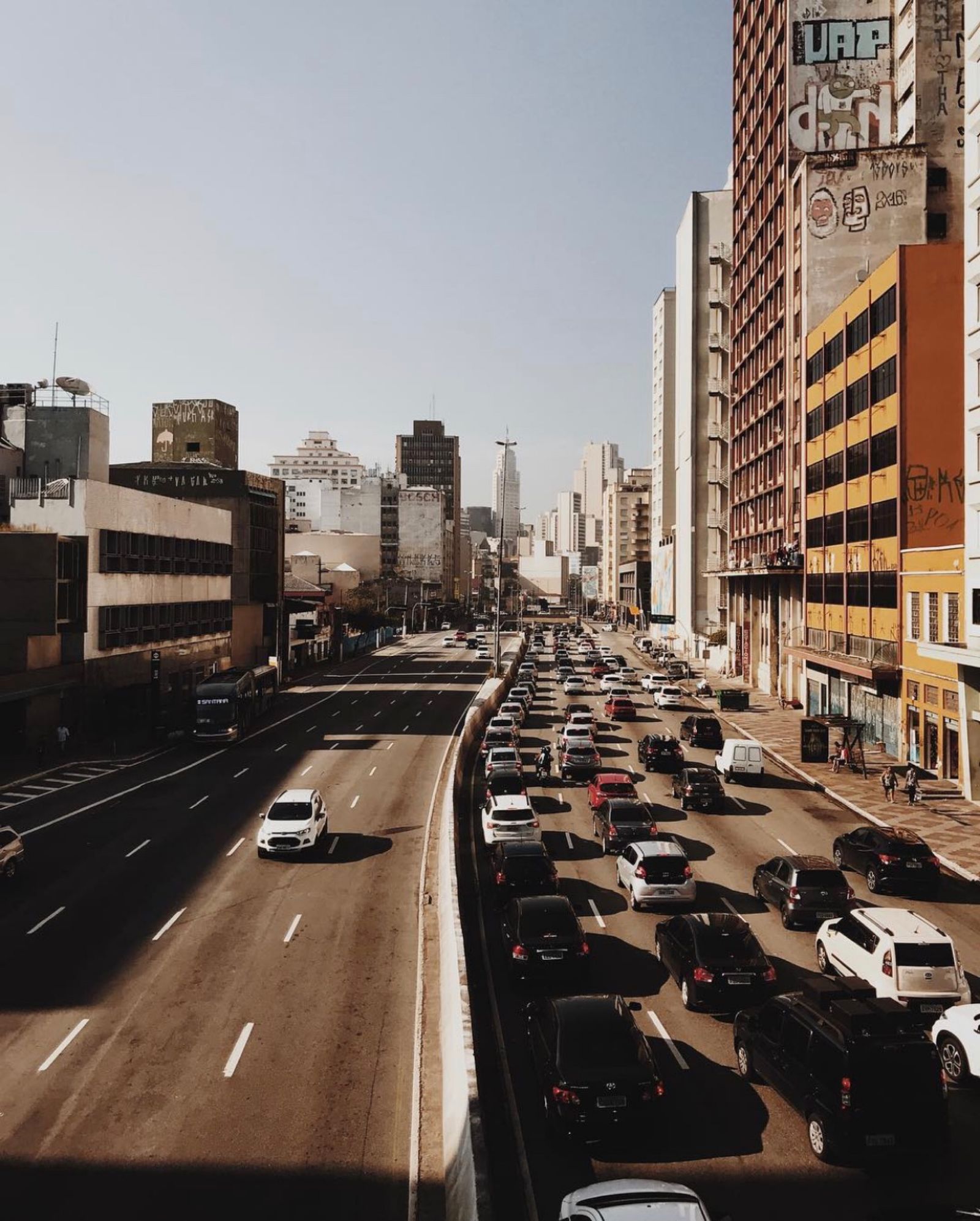 Tráfico urbano denso entre rascacielos