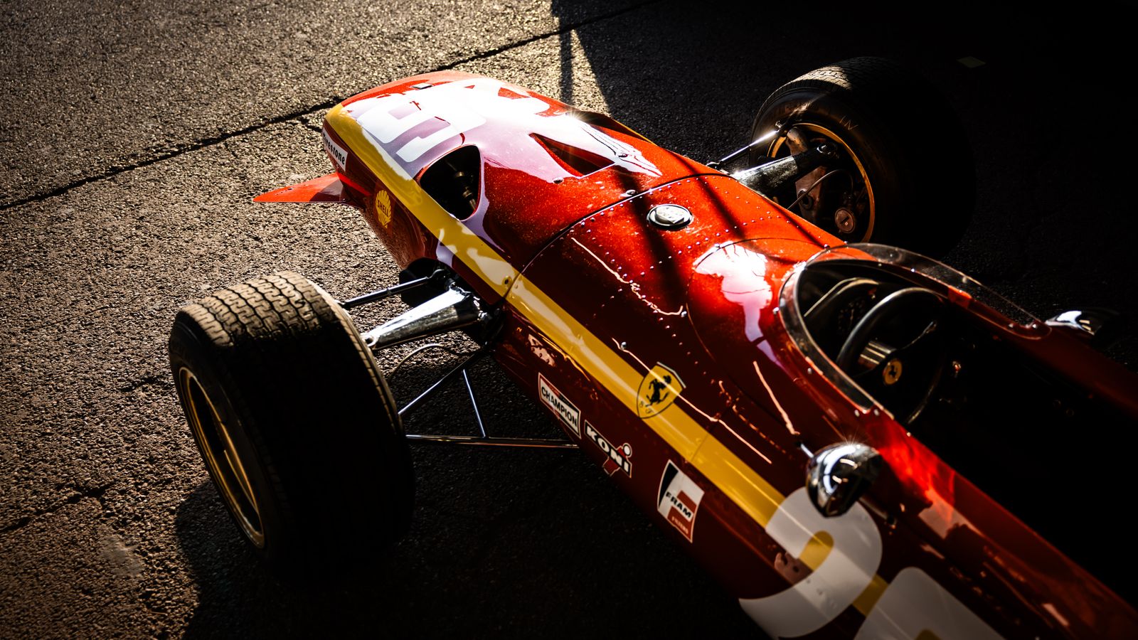 Roter Vintage-Rennwagen im Sonnenlicht