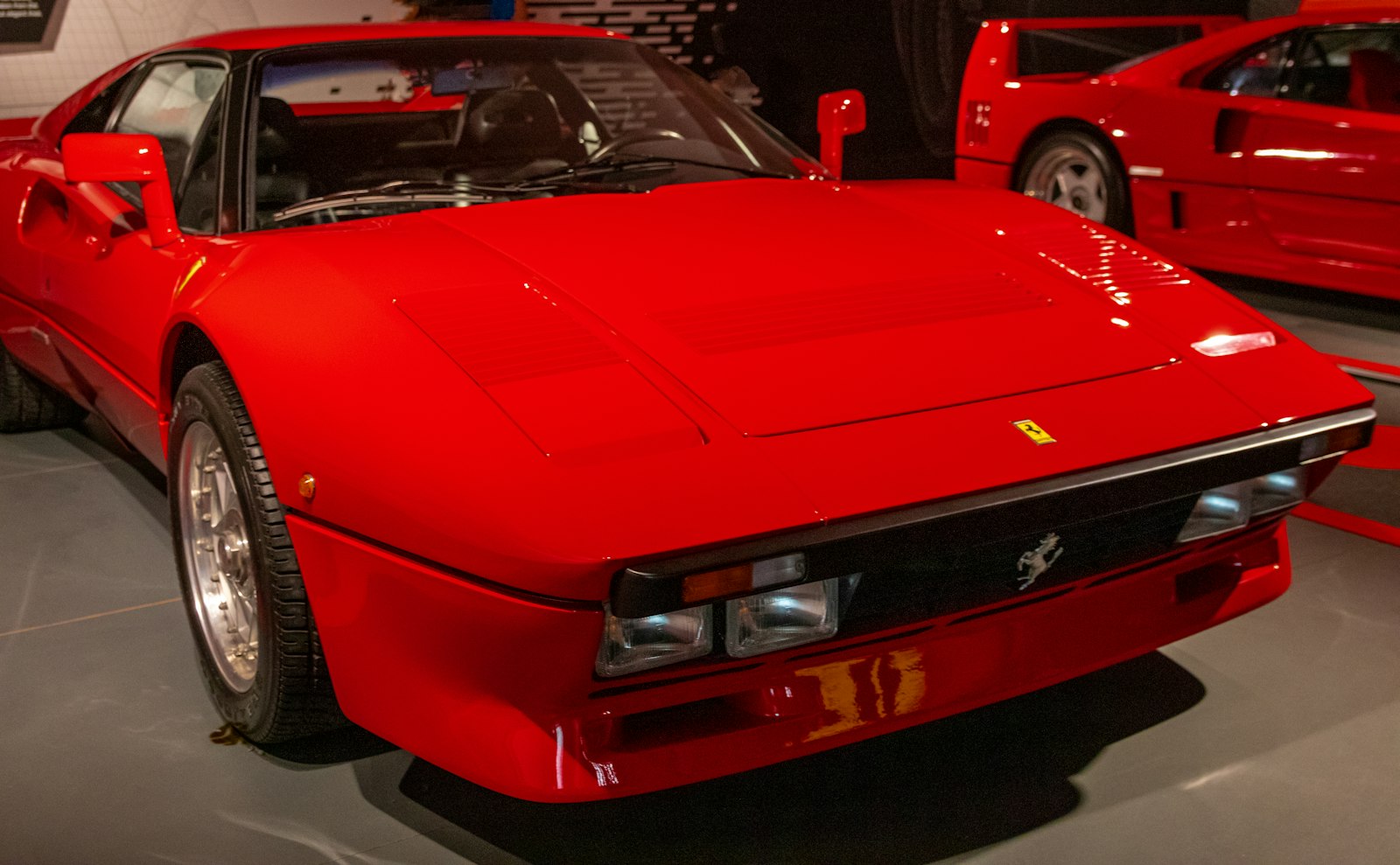 Ferrari deportivo rojo aparcado en un garaje del museo Ferrari de Maranello
