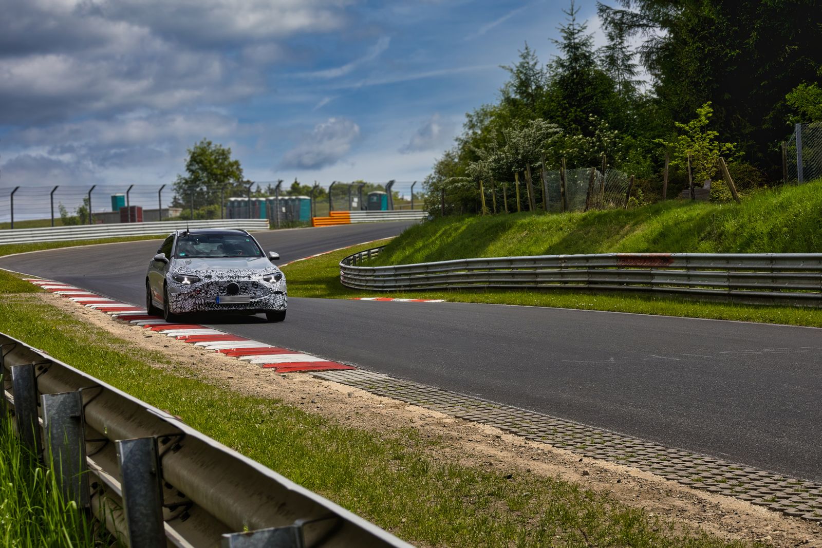 Deportivo camuflado circulando por el circuito de Nürburgring
