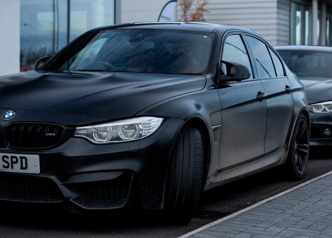 BMW M3 negro fotografiado al aire libre