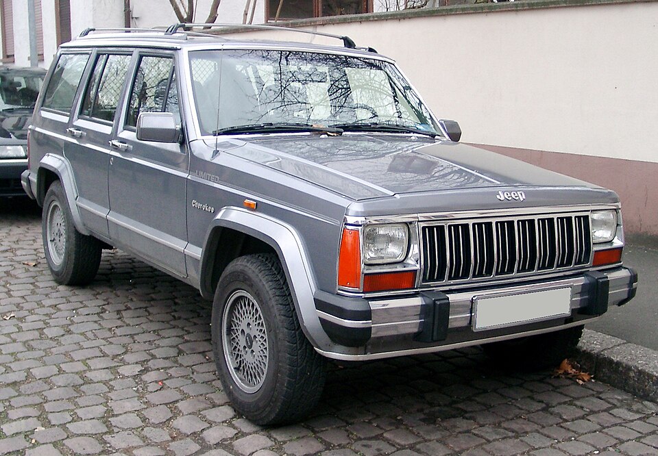 Jeep Cherokee XJ front three-quarter view