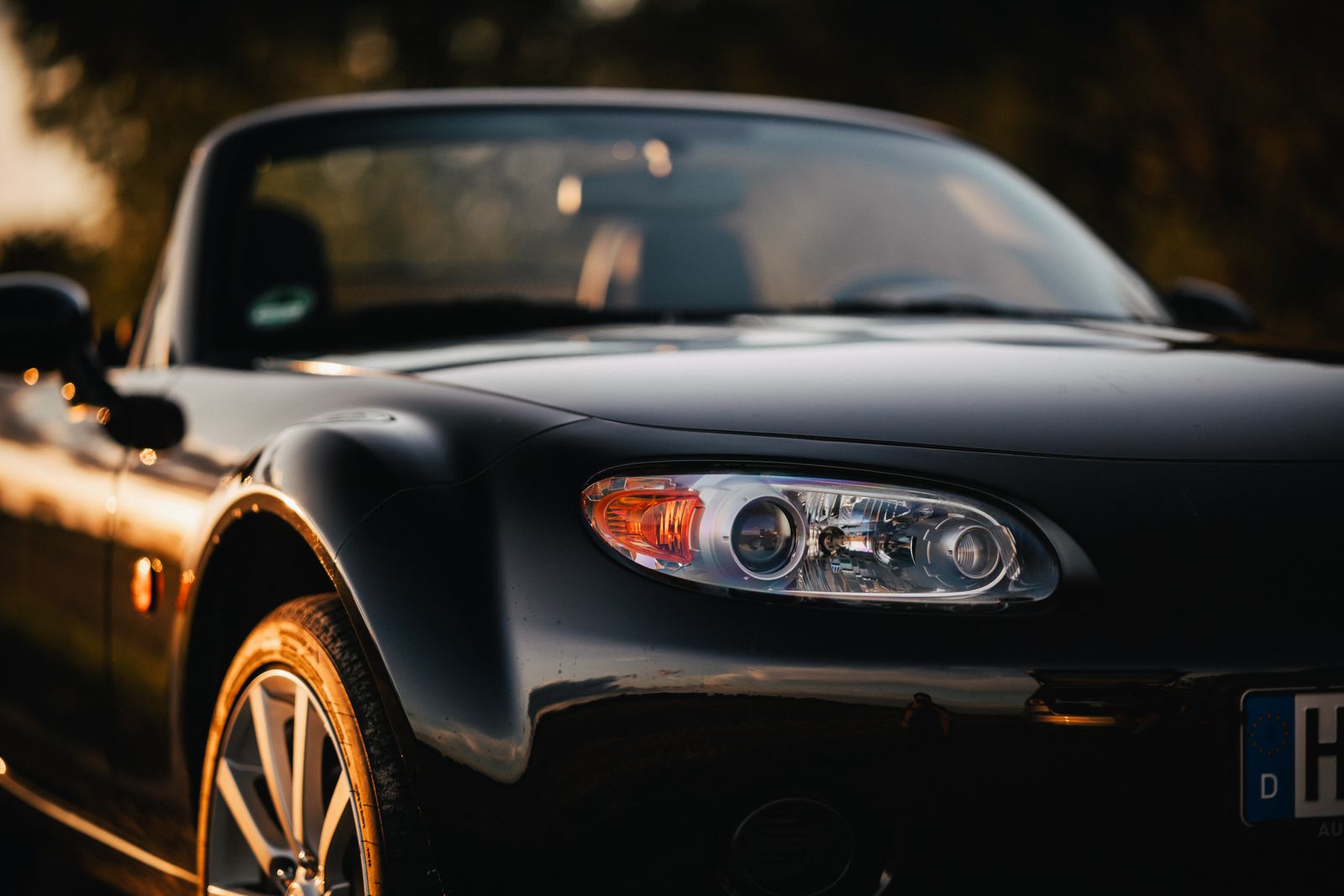 Primer plano de un Mazda MX-5 descapotable negro