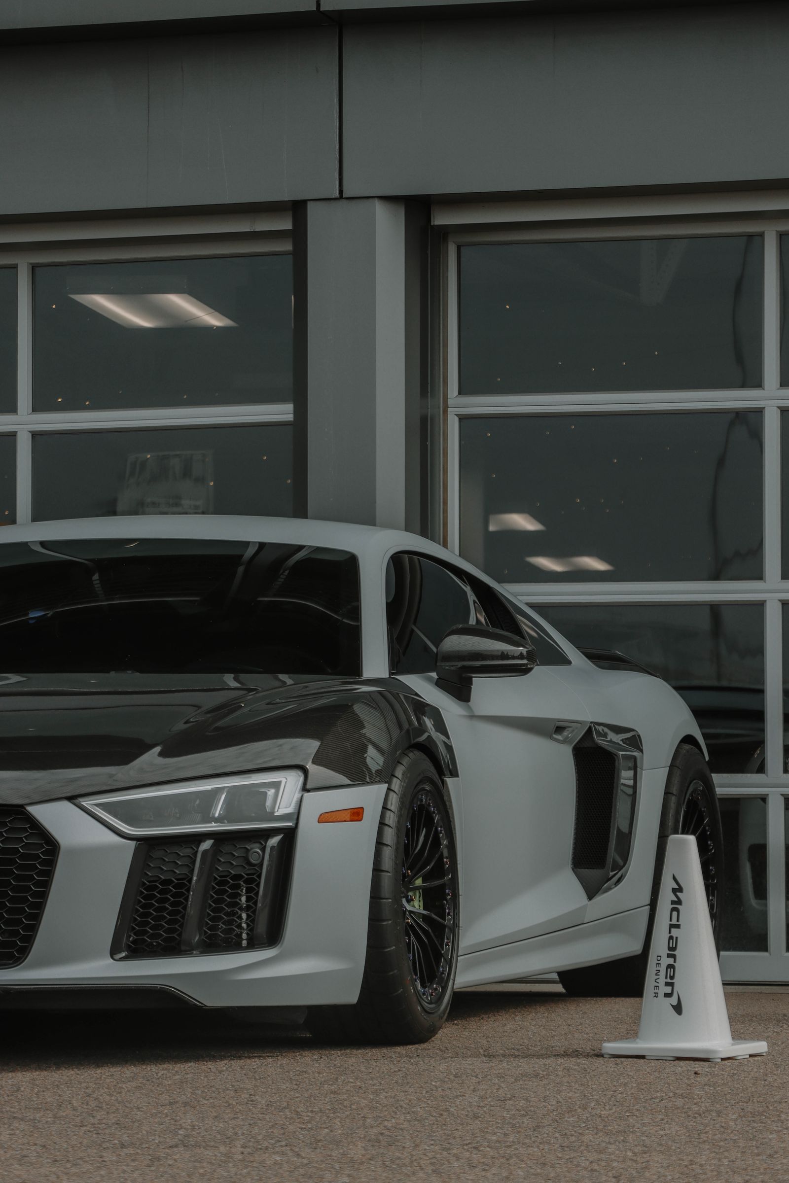 Audi R8 modificado de segunda generación en una sala de exposición