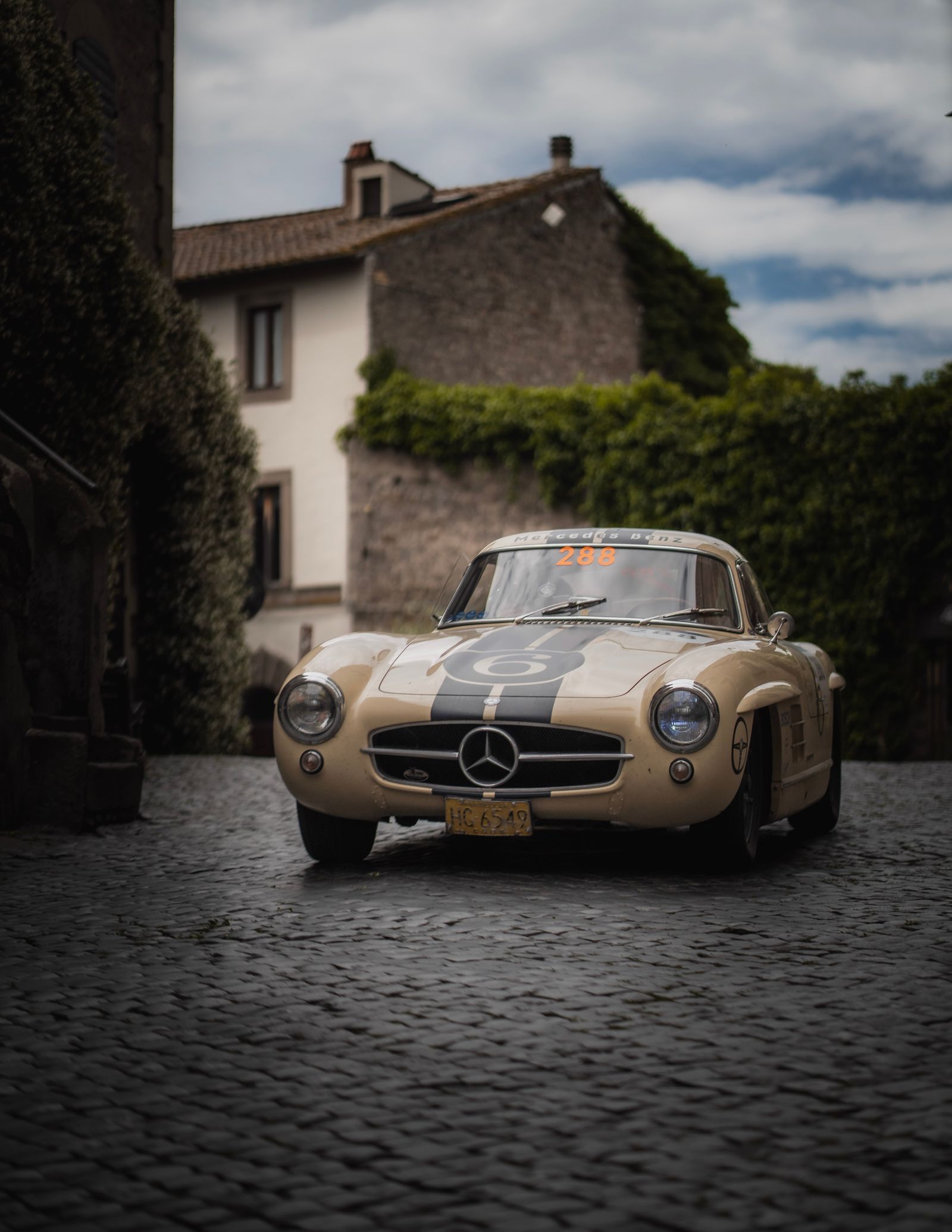 Mercedes-Benz 300 SL Gullwing en un evento automovilístico histórico