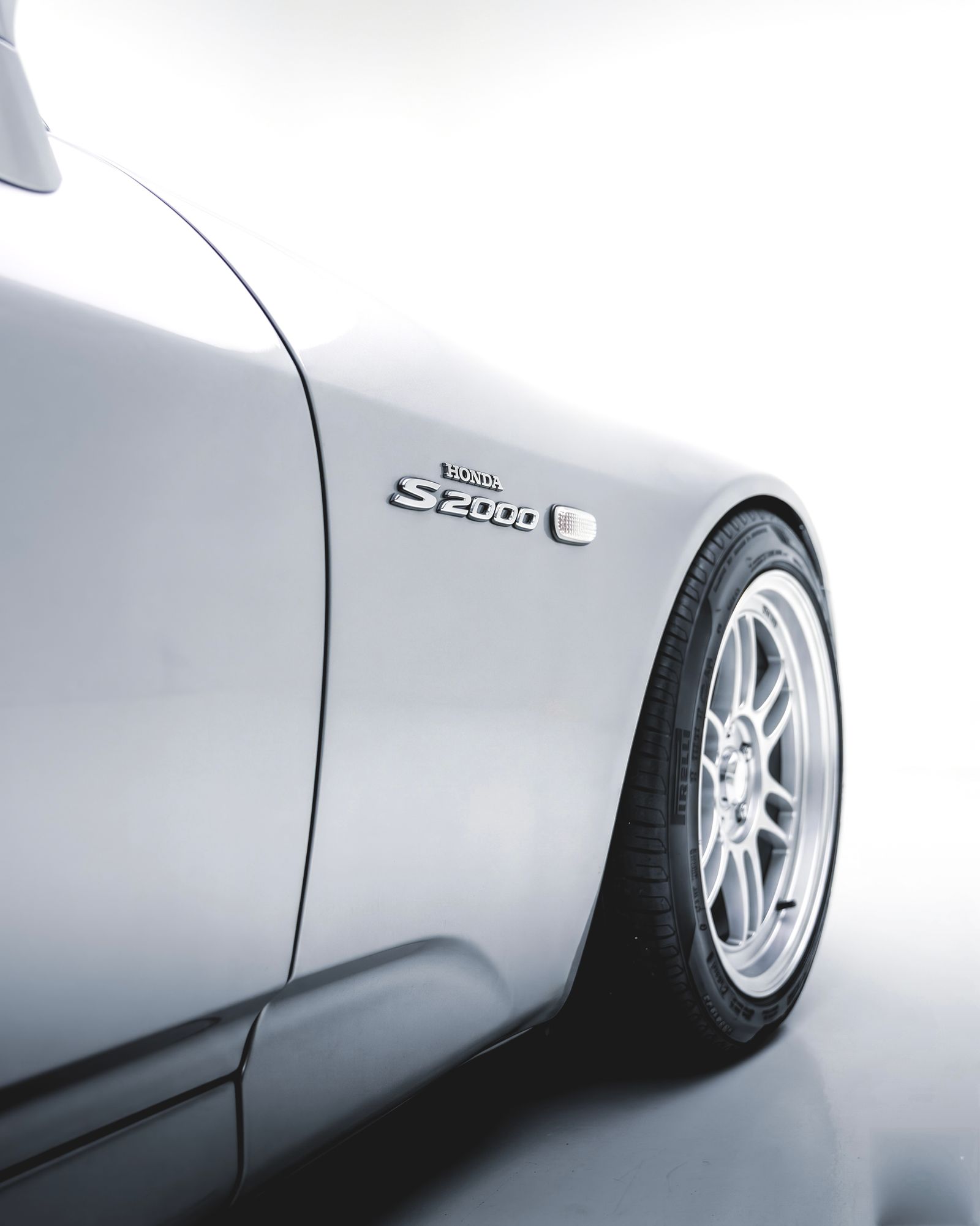 Emblema del Honda S2000 y detalle de la rueda delantera