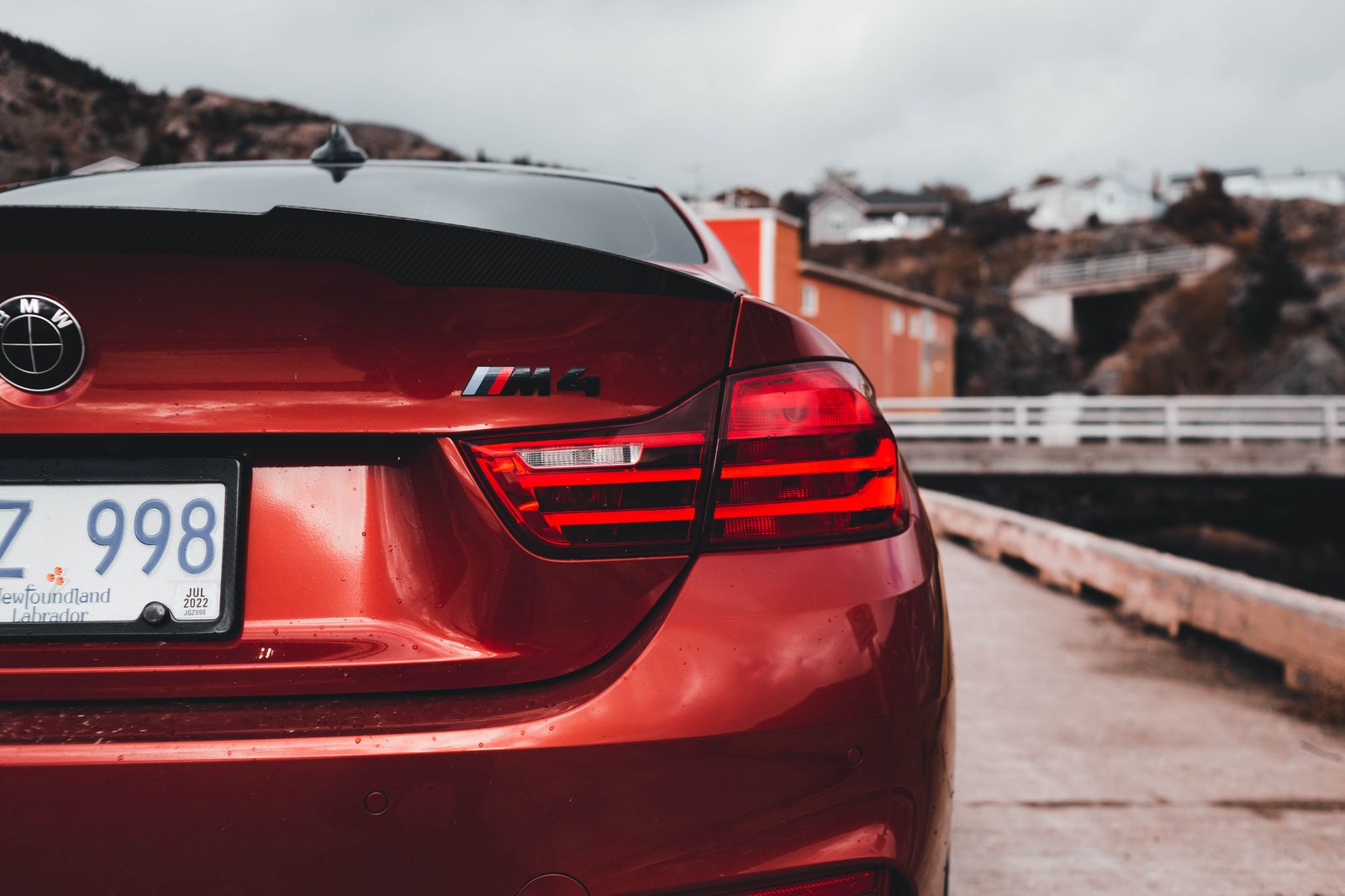 BMW M4 F82 rojo visto desde atrás
