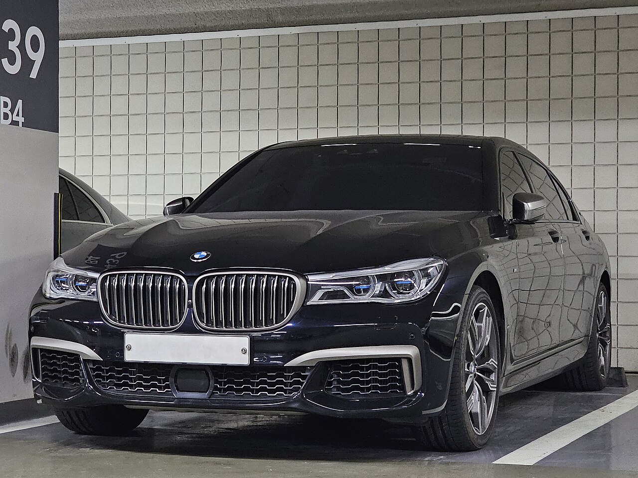 BMW M760Li xDrive photograph