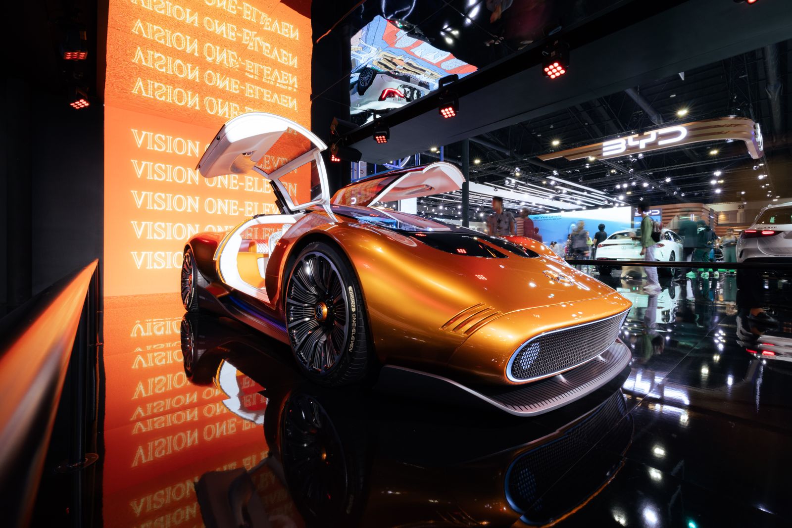 Mercedes-Benz Vision One-Eleven naranja con las puertas de ala de gaviota abiertas