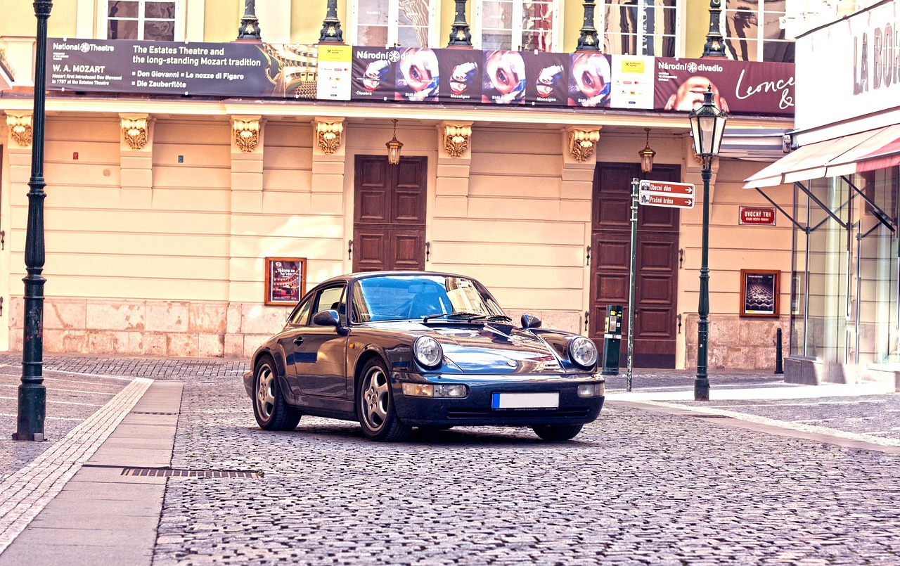 Porsche 911 clásico de la generación 964 en una calle adoquinada