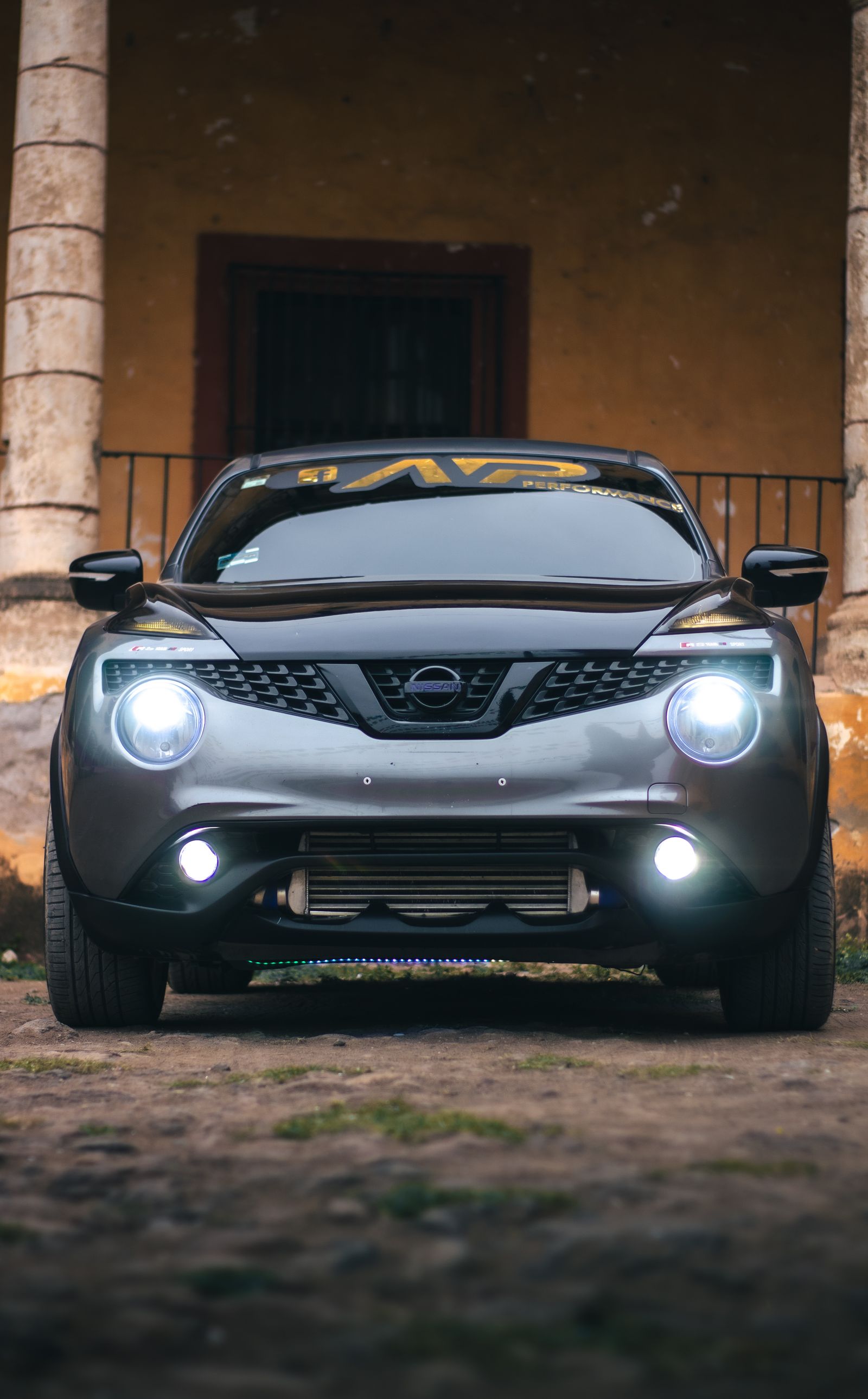 Nissan Juke gris personalizado de primera generación