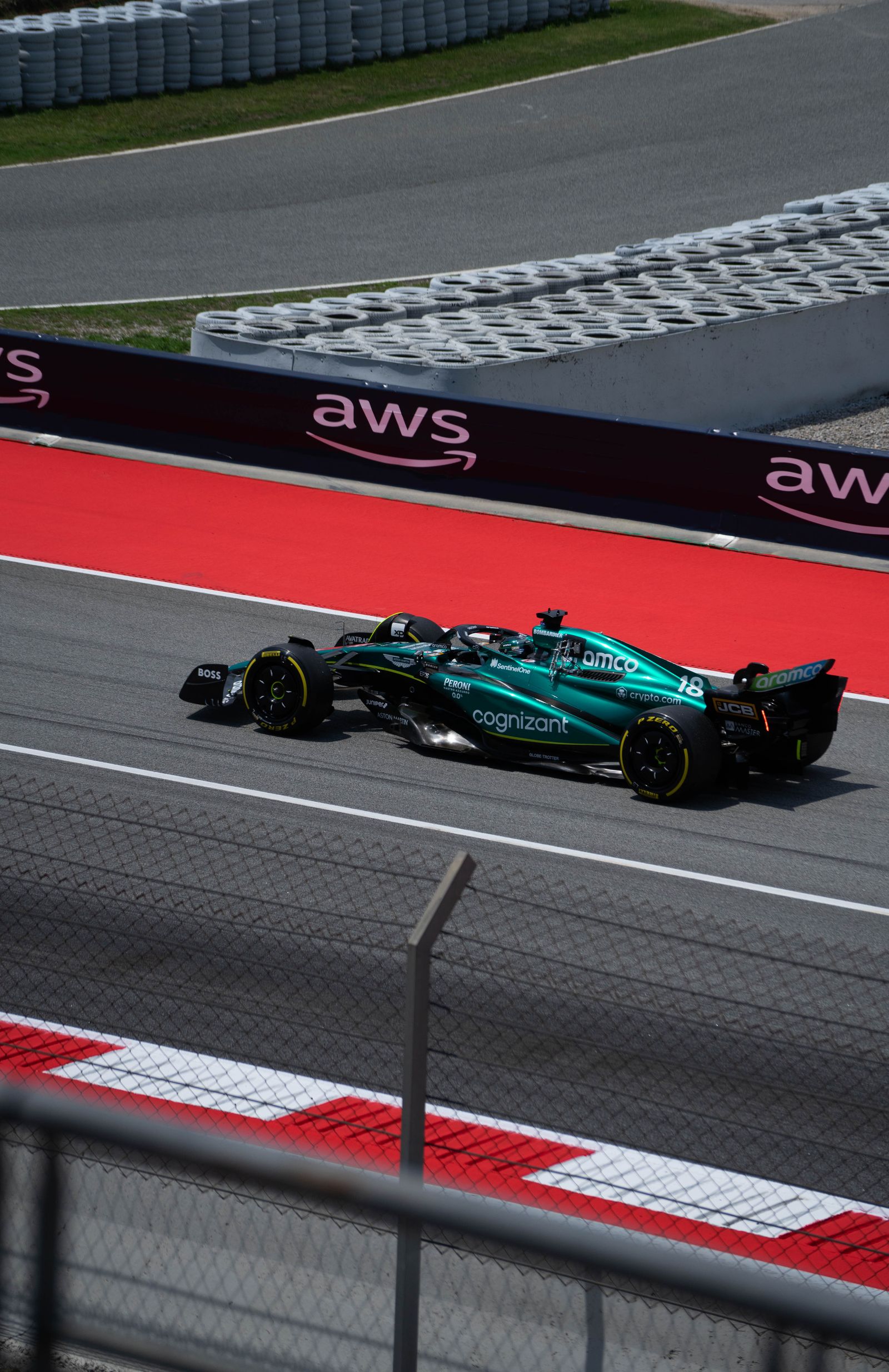 Aston Martin verde de Fórmula 1 de Lance Stroll en un circuito