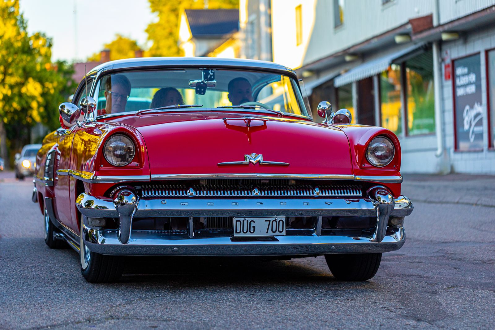 Mercury Montclair rojo de 1955 en una calle