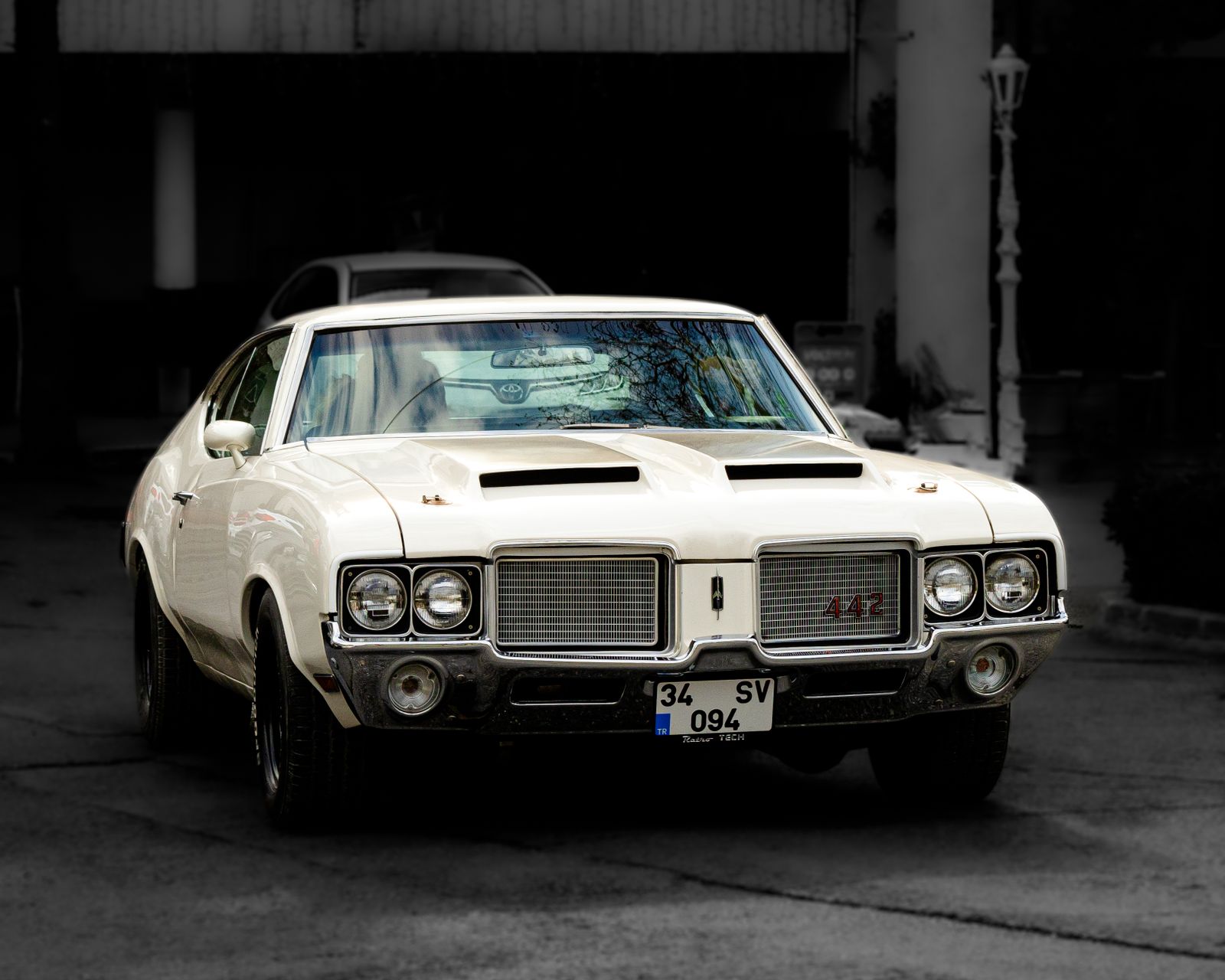 Oldsmobile 442 blanco de principios de los años setenta con parrilla dividida