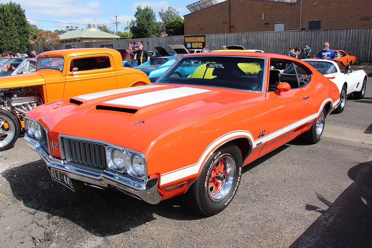Oldsmobile 442 W-30 photograph