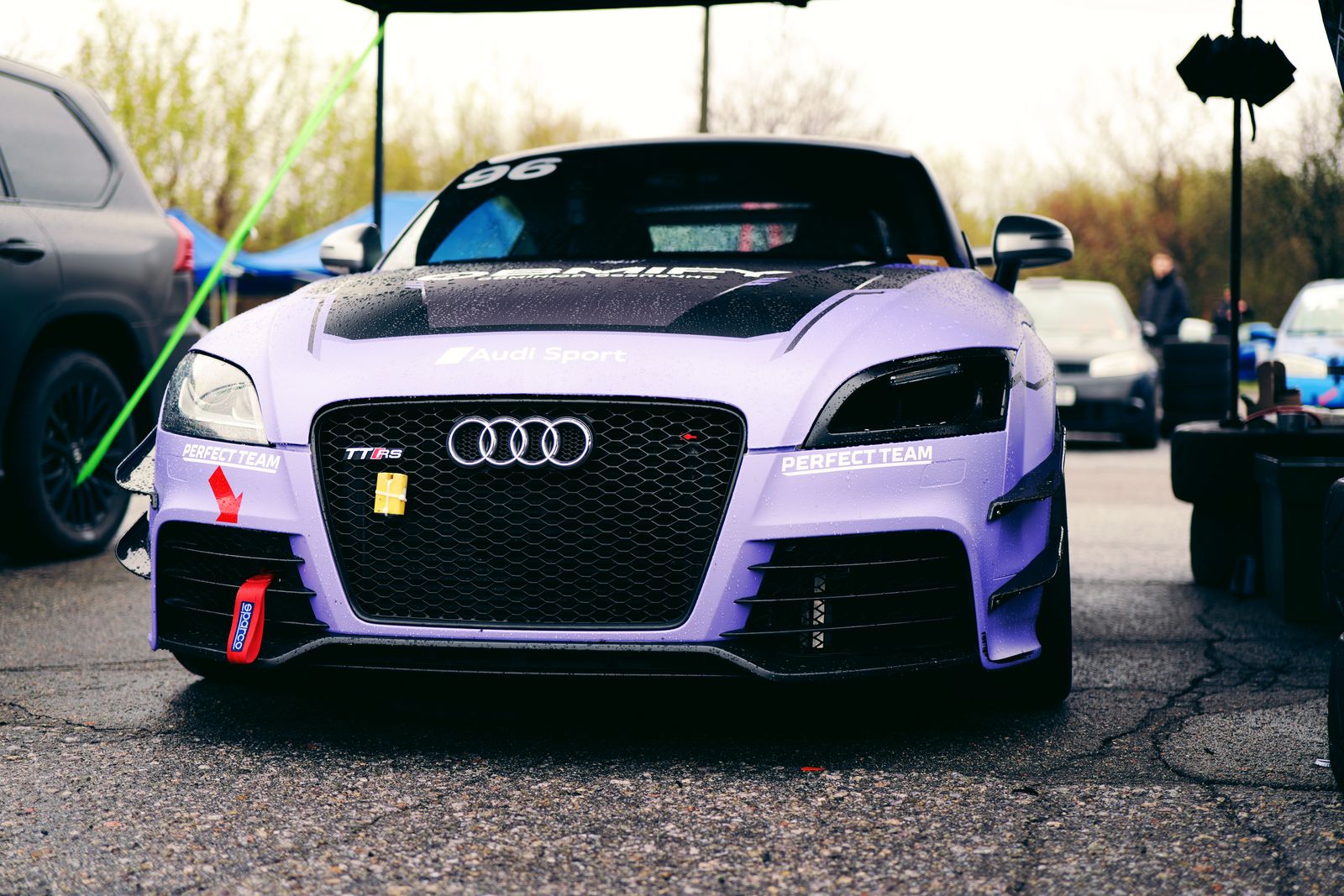 Audi TT RS morado modificado en un evento de automovilismo