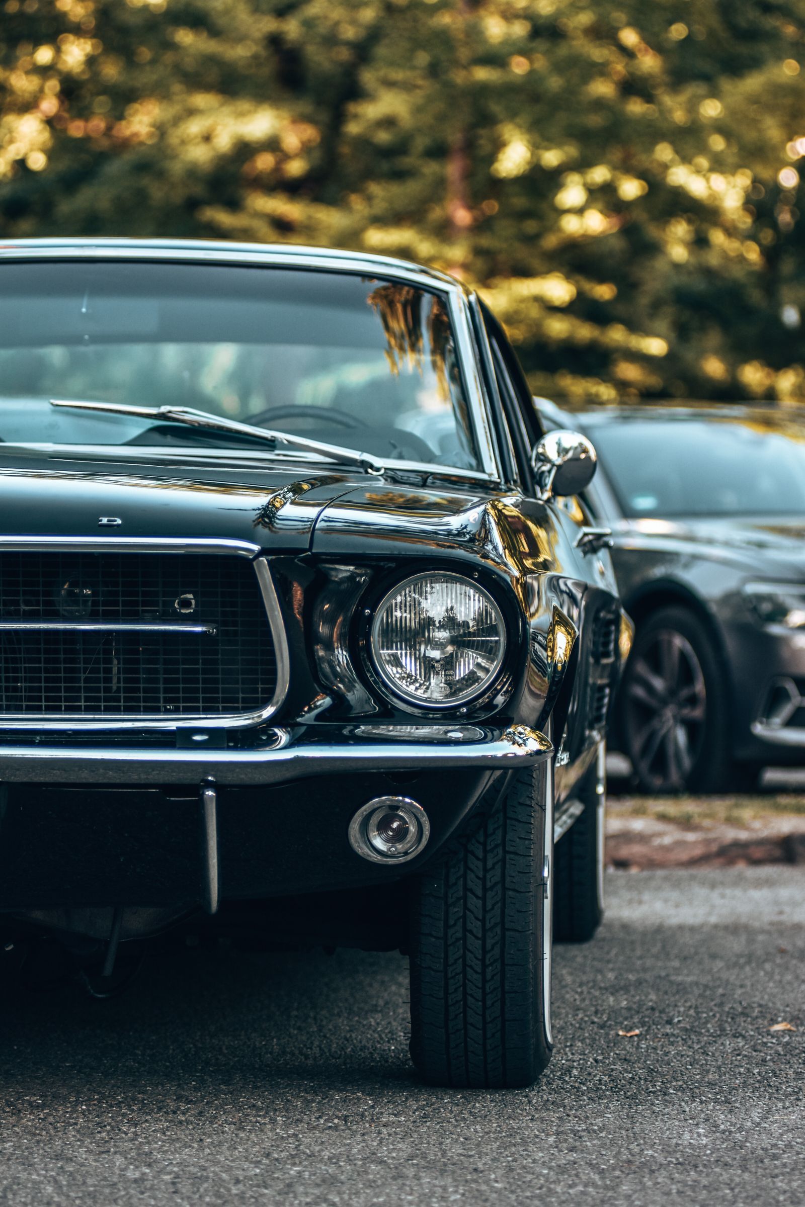 Detalle frontal de un Ford Mustang clásico negro