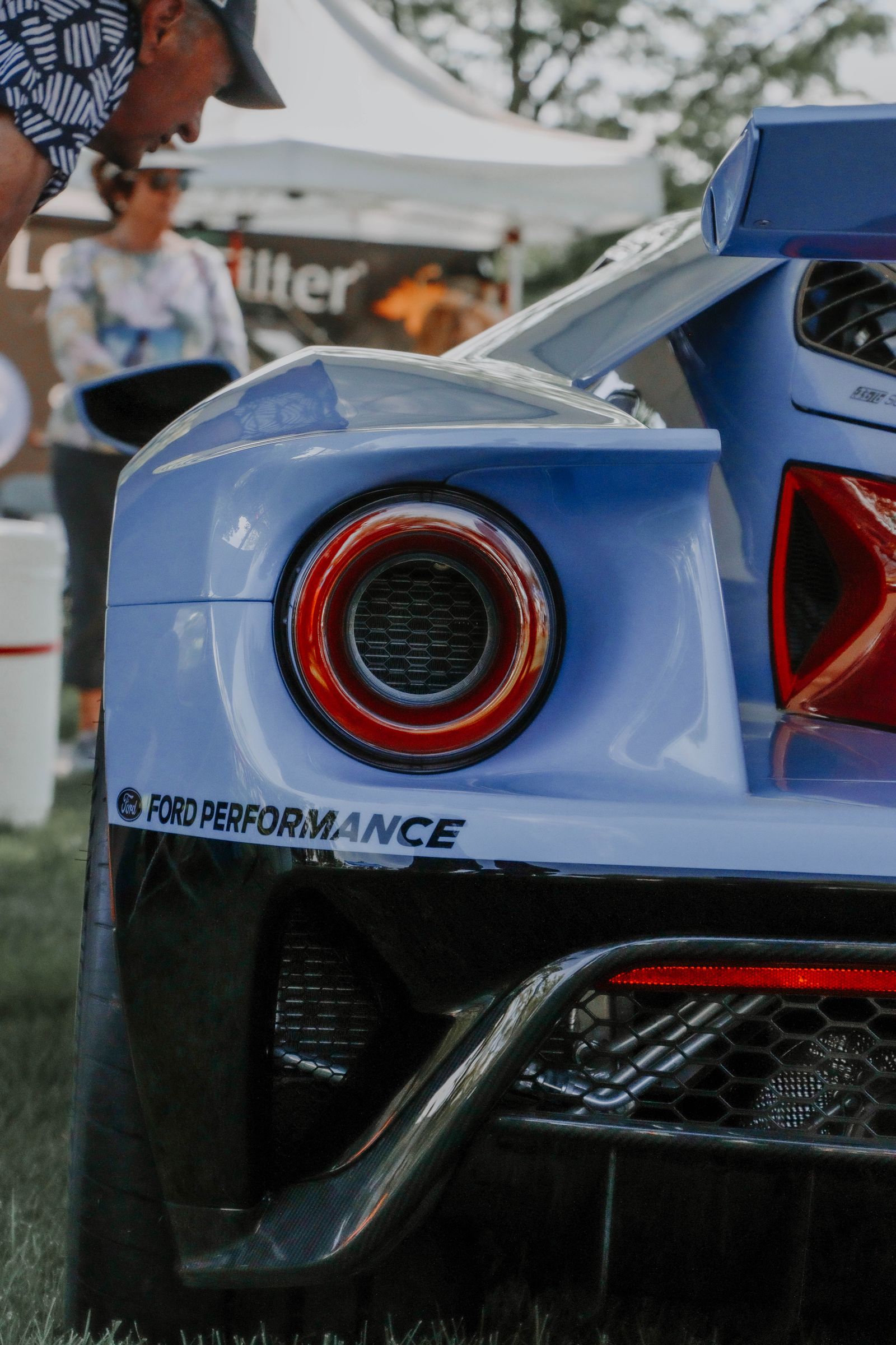 Detalle trasero de un Ford GT moderno azul