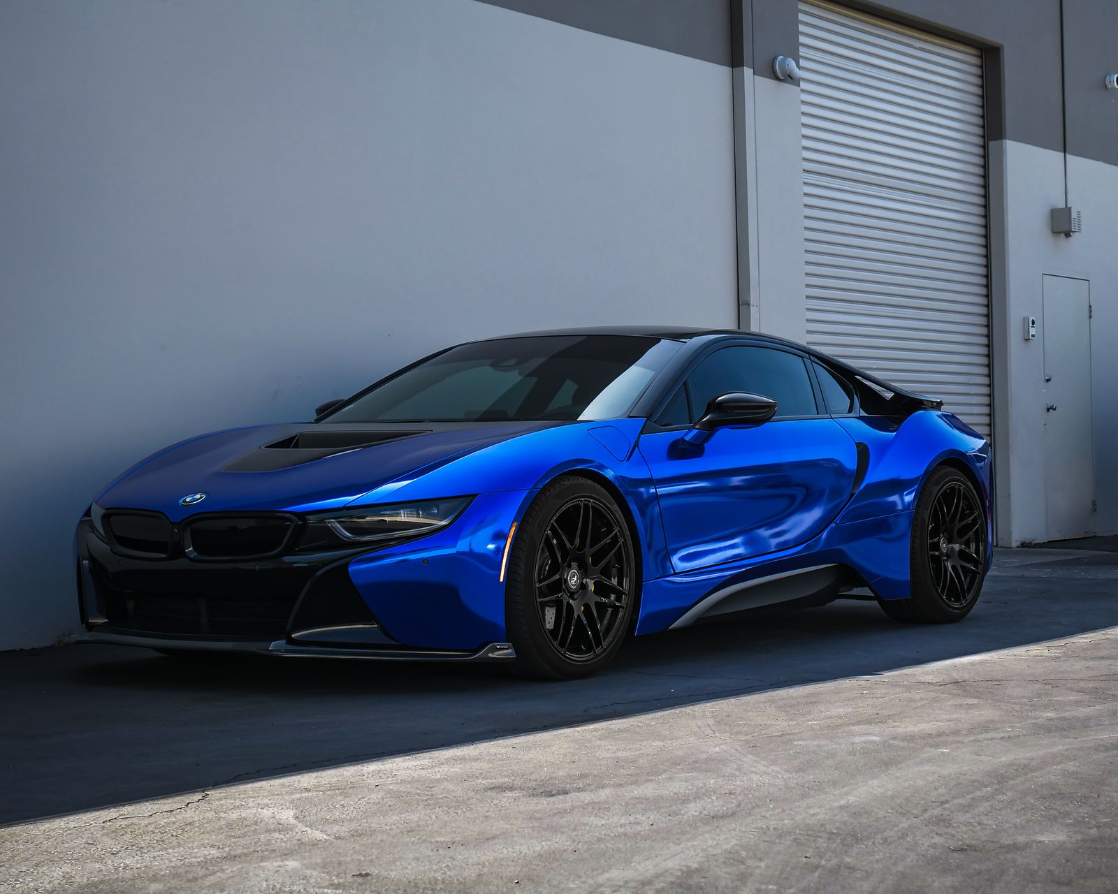 BMW i8 de producción azul con ruedas modificadas