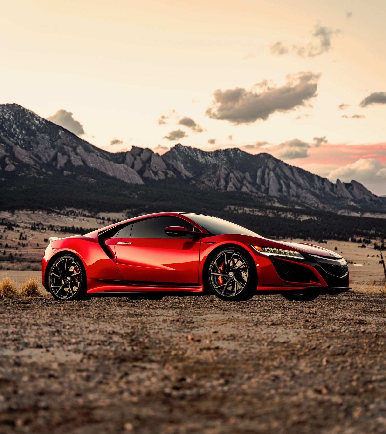 Acura NSX rojo de segunda generación ante un paisaje montañoso