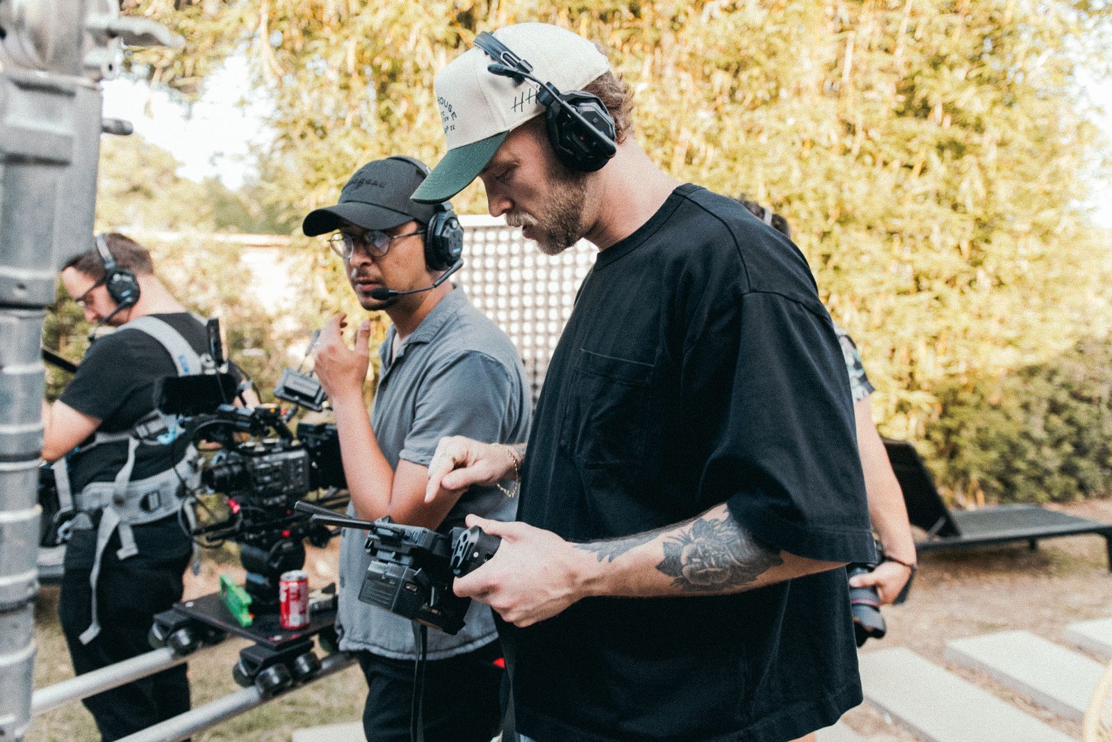 Equipo de rodaje con equipo de cámara en un set exterior