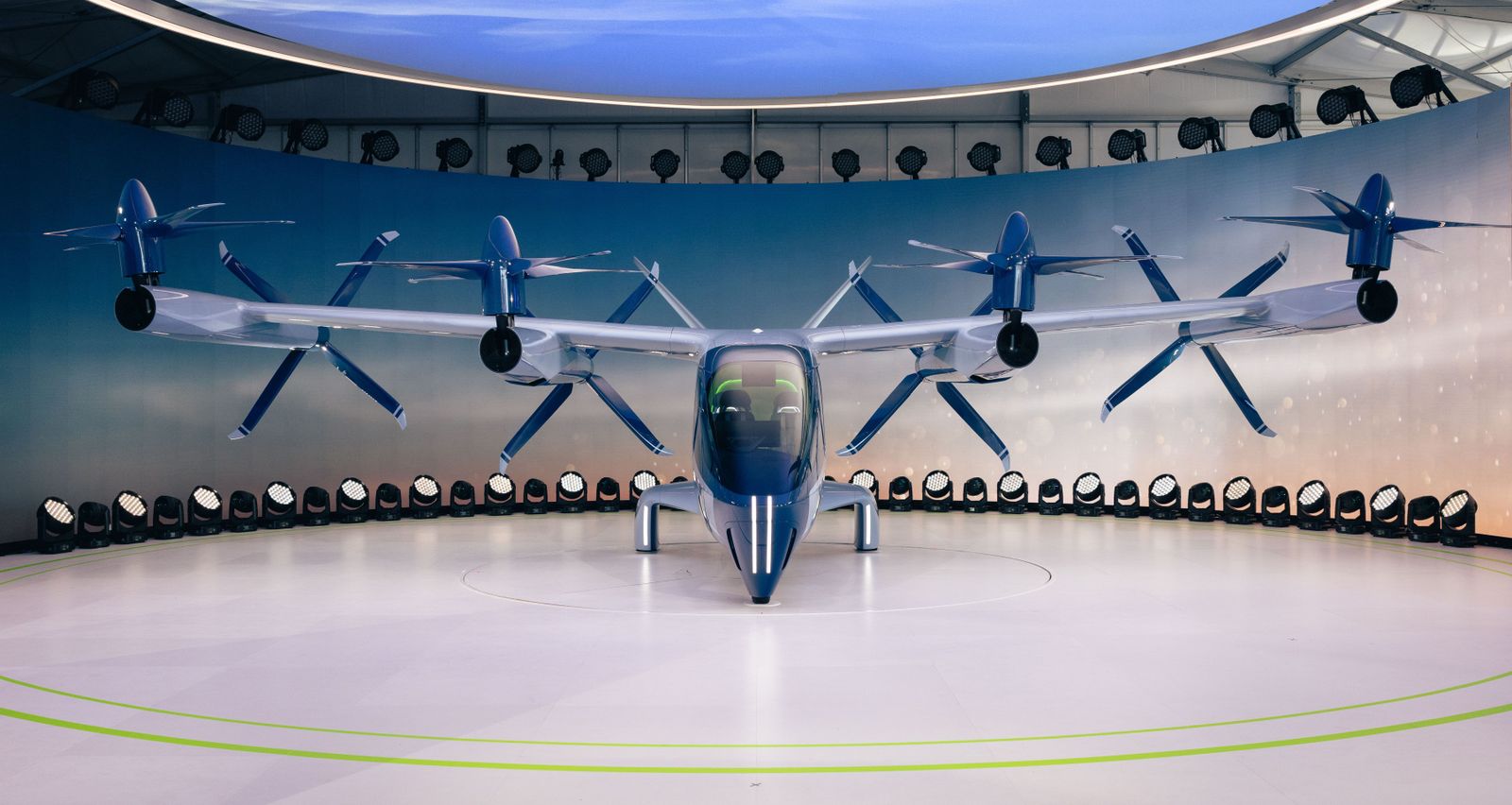 Vehículo eléctrico futurista con hélices expuesto en el interior