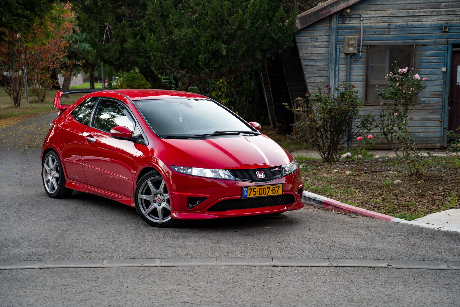 Honda Civic Type R rojo de cinco puertas estacionado al aire libre