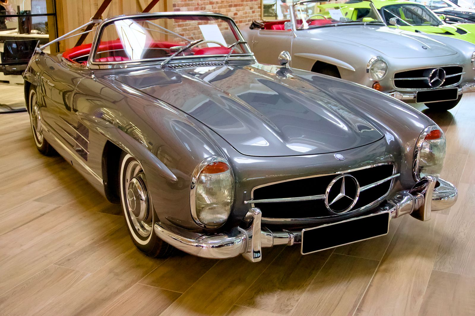 Descapotable Mercedes-Benz clásico plateado en una sala de exposición