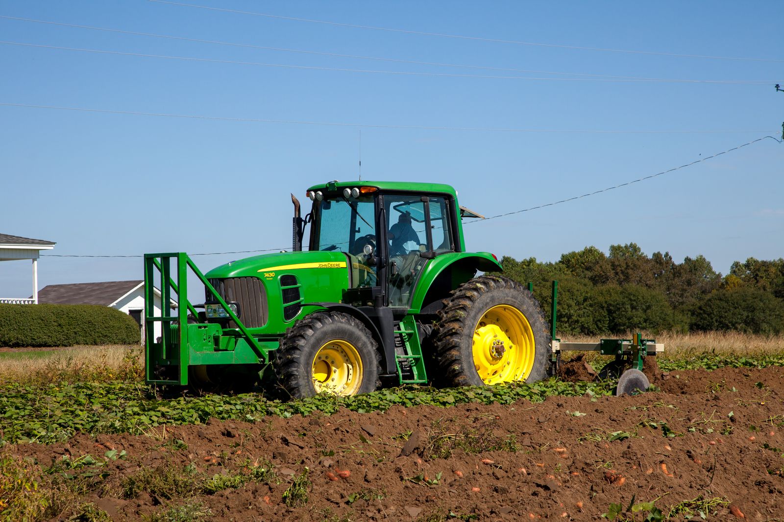 Tractor verde labrando un campo