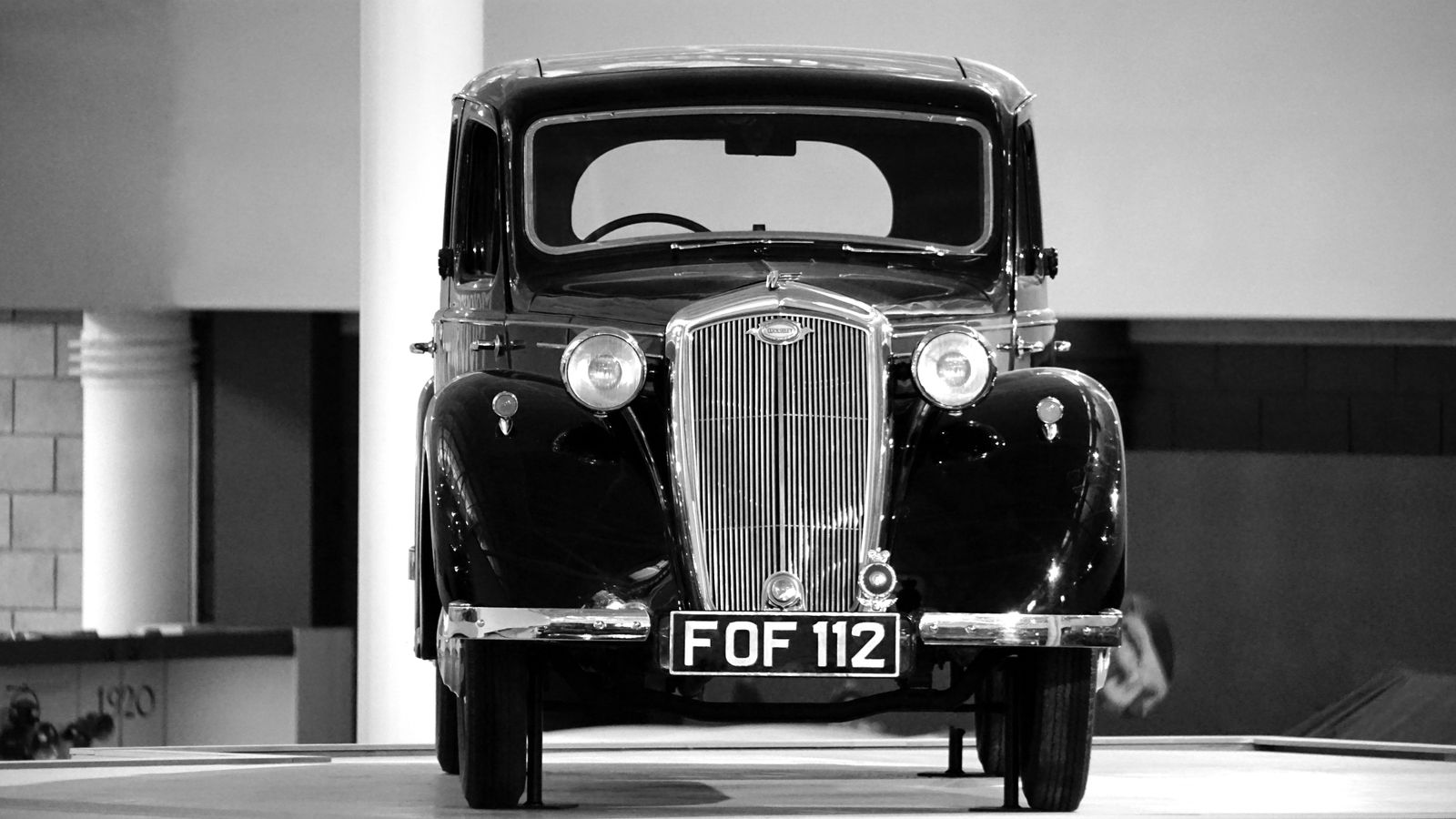 Fotografía en blanco y negro de un coche antiguo clásico
