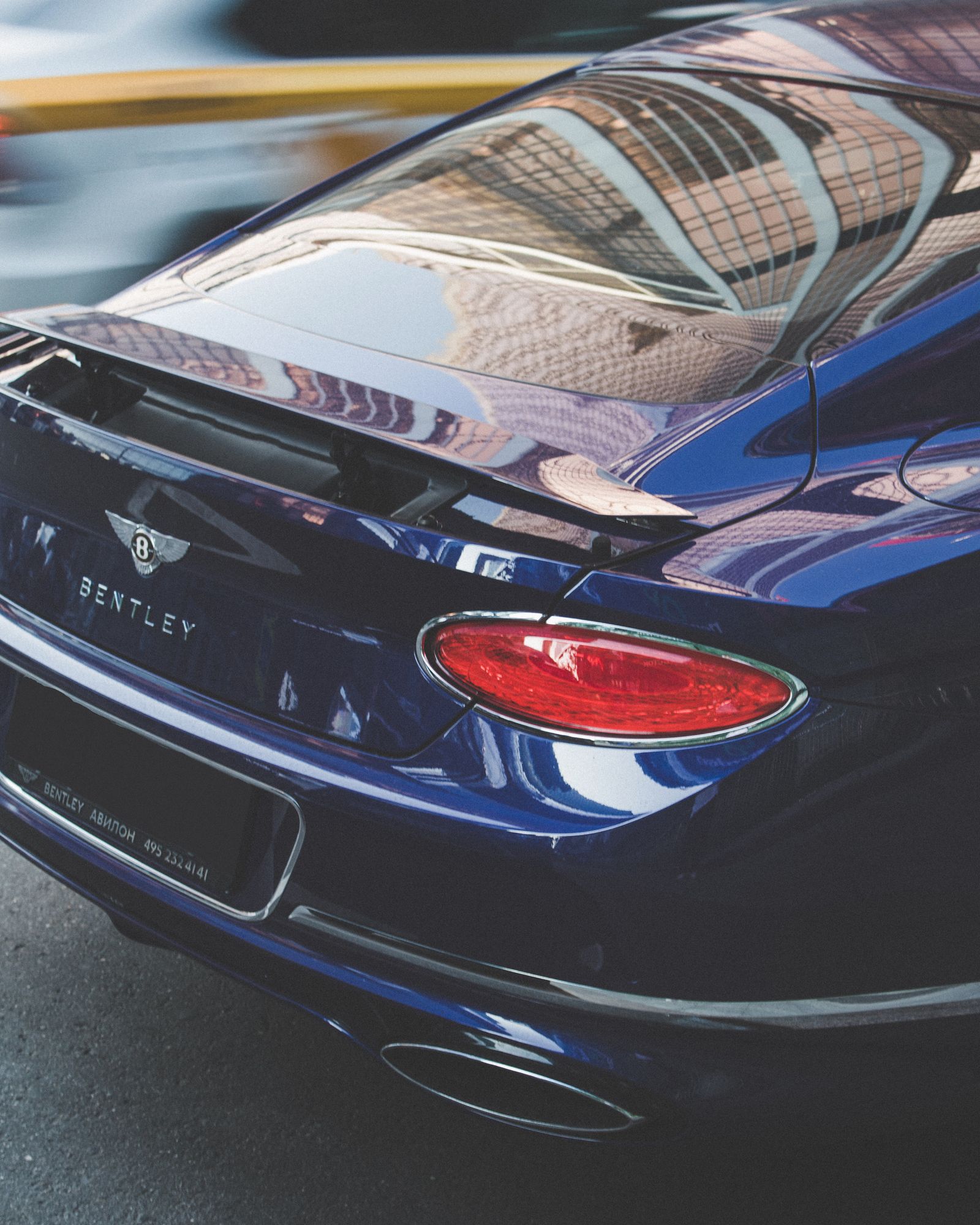 Primer plano de un Bentley azul