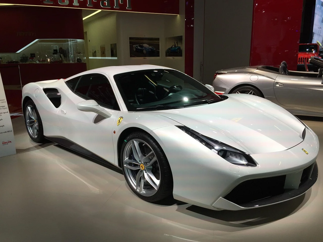 Ferrari deportivo blanco; fotografía ilustrativa del diseño automovilístico italiano