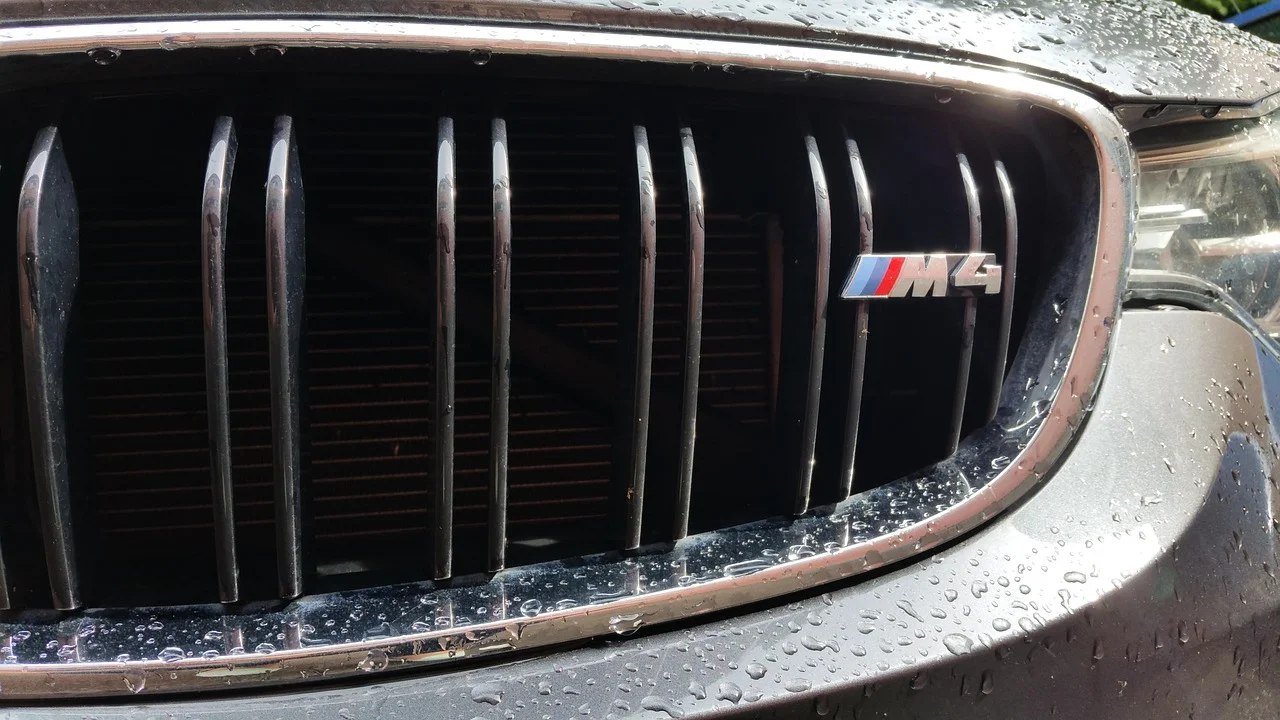 BMW-M4-Abzeichen auf einem Fahrzeugkühlergrill