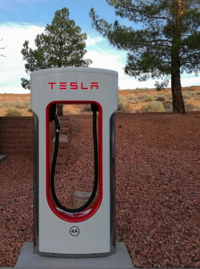 Charging station for electric vehicles
