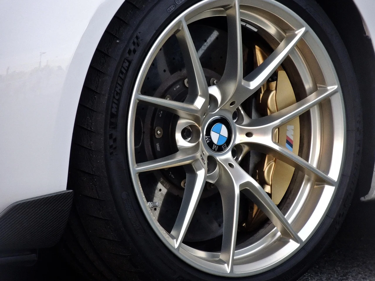 Monograma de BMW en el centro de una rueda