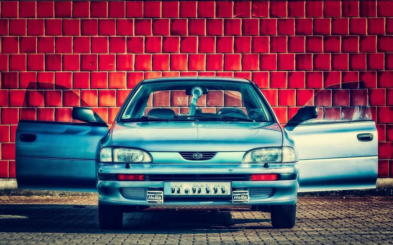 Subaru compacto en una calle urbana