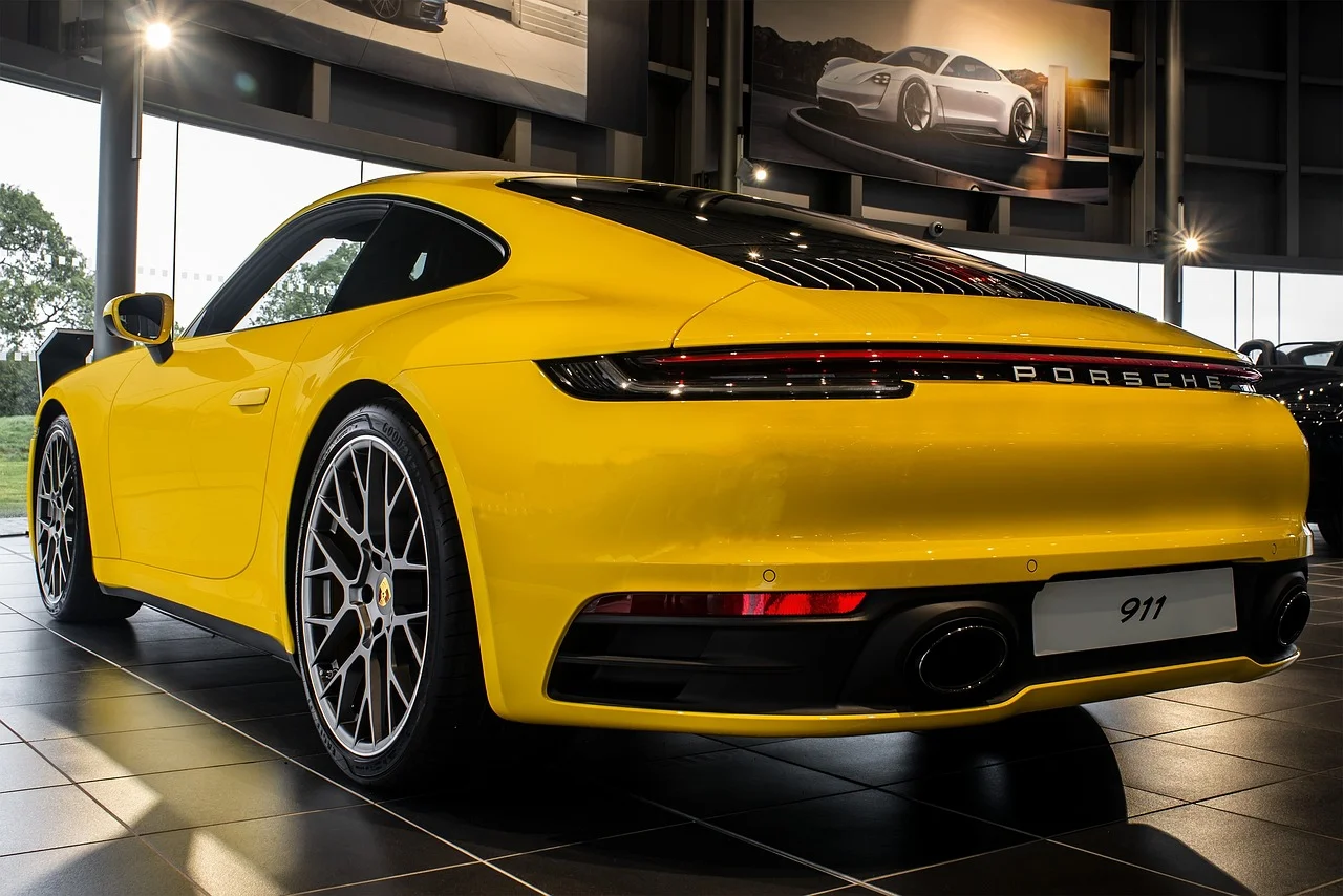 Auto deportivo Porsche; fotografía ilustrativa para el artículo sobre diseño de emblemas