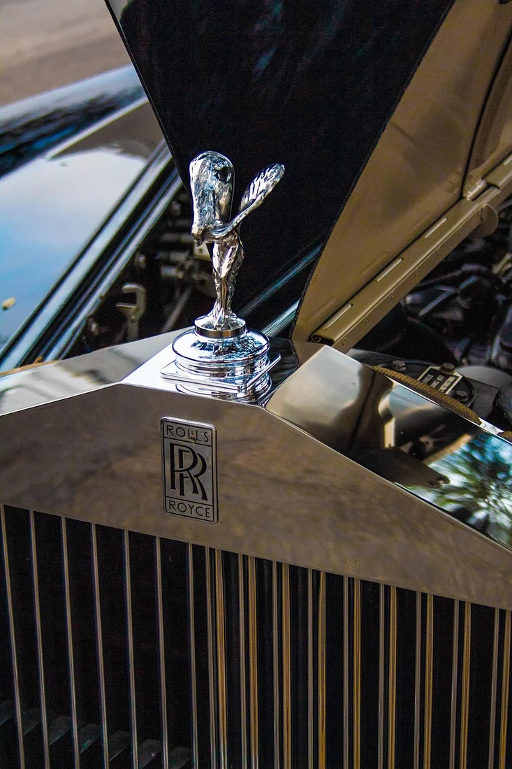 Monograma de Rolls-Royce en una parrilla