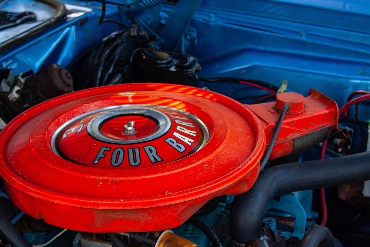 Muscle car clásico de Dodge en un evento automovilístico