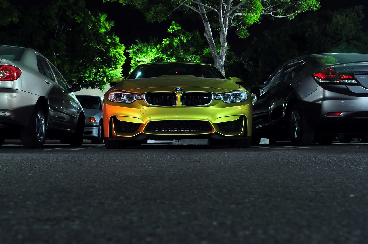 Coche BMW entre vehículos aparcados; fotografía ilustrativa del artículo sobre cuota de mercado