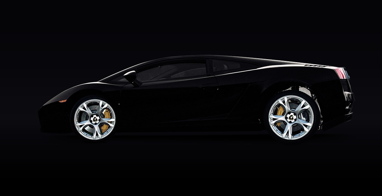 Lamborghini negro fotografiado sobre un fondo oscuro